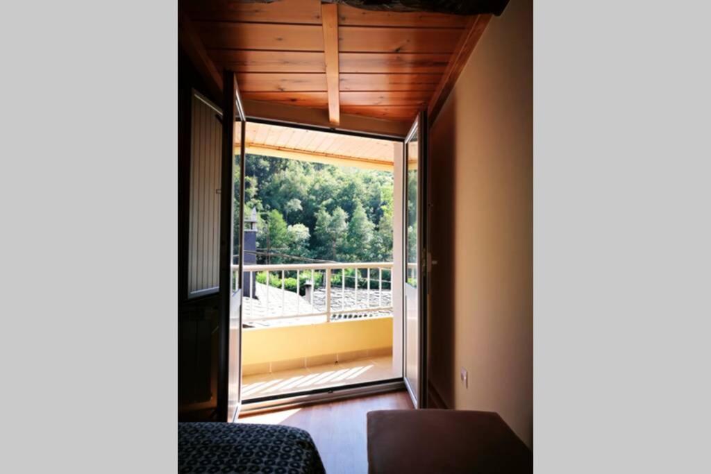 Apartamento Con Vistas Al Rio A Solaina Samos Bagian luar foto